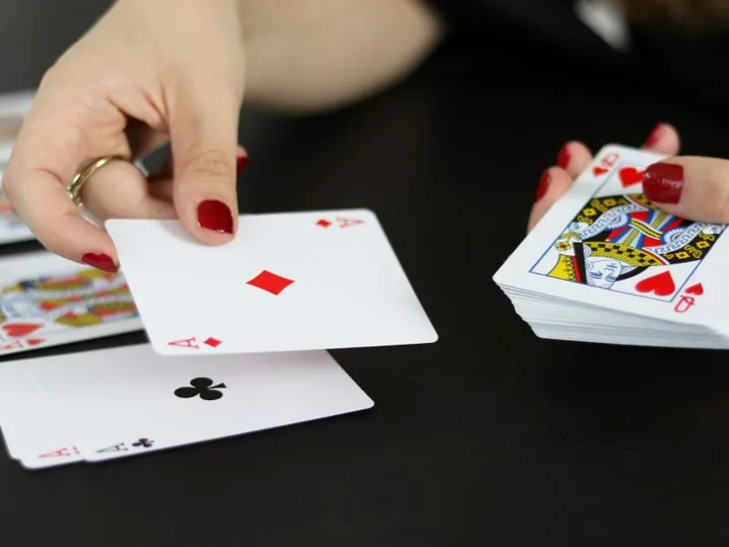 Lợi ích của việc chơi bài 4 người online